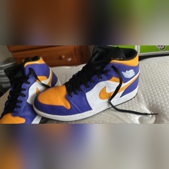 Air Jordan 1 Retro High---> Purple and Yellow - Picture 3 of 4